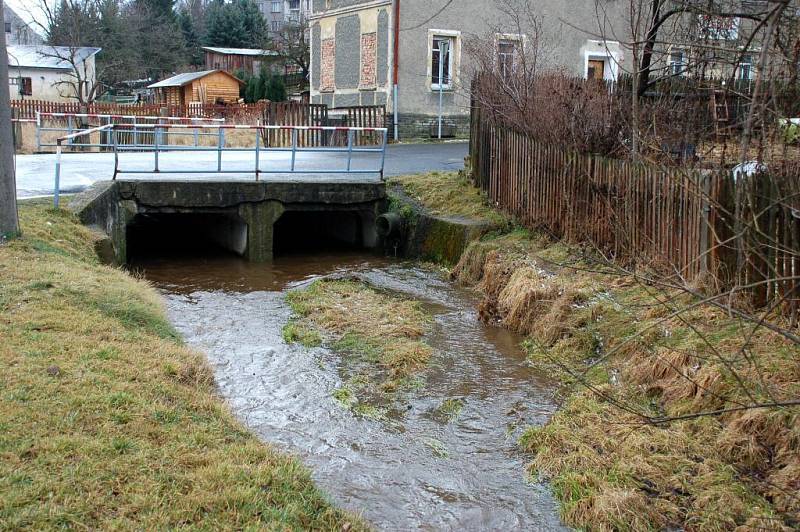 Následky sobotní vichřice na Chebsku - zvedly se hladiny vodních toků. Šitbořský potok v Dolním Žandově