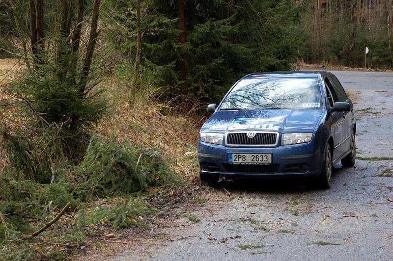 Následky sobotní vichřice na Chebsku silnice z Manského dvora na Kynšperk nad Ohří byla až do zásahu hasičů neprůjezdná