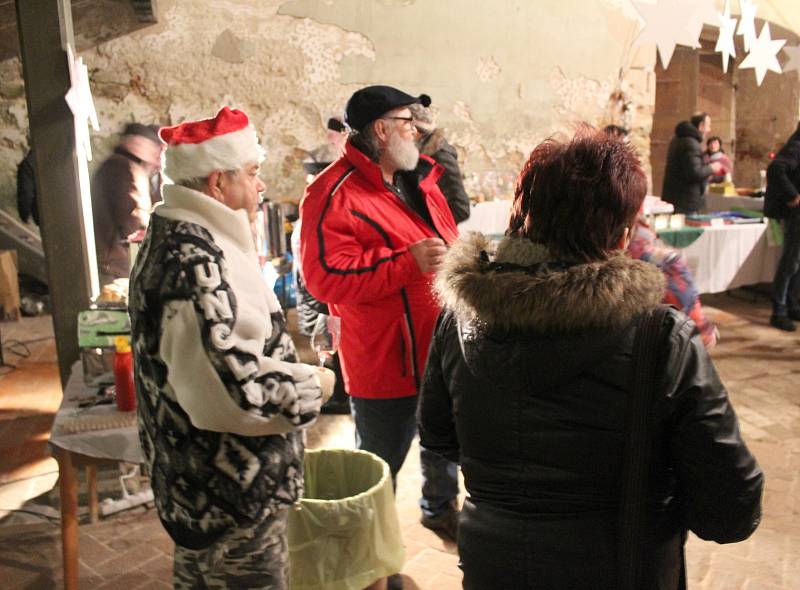 Vůně cukroví, svařáku, klobásek a dalších dobrot se o víkendu linula kostelem svatého Wolfganga v Poustce u Františkových Lázní.