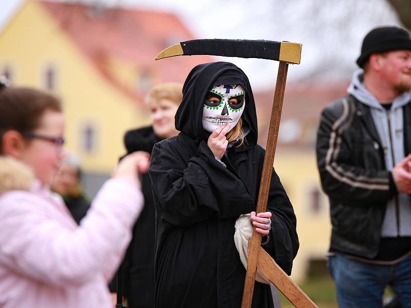 Na tradičním masopustním průvodu ve Františkových Lázních byla hudba, masky i škrabošky.