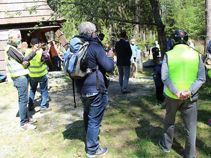 Zhruba stovka lidí dorazila na česko-německé hranice mezi Libou a Selbem. Protestovali proti dlouhodobému uzavření hranic, které podle iniciátorů už postrádá smysl.