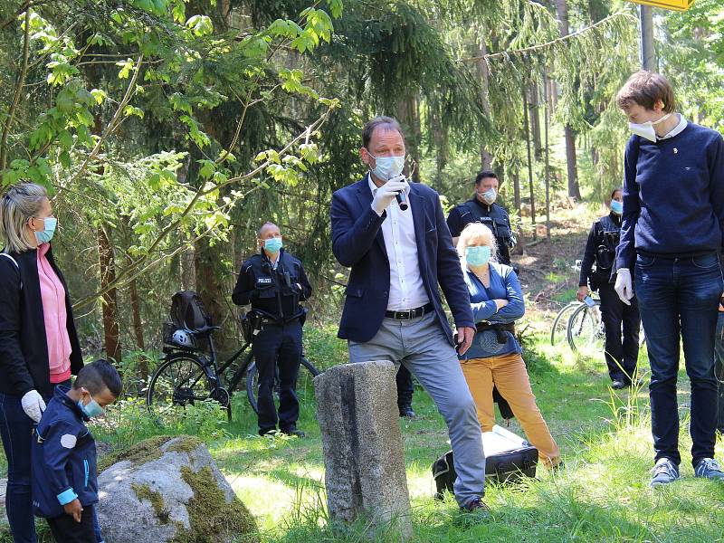 Zhruba stovka lidí dorazila na česko-německé hranice mezi Libou a Selbem. Protestovali proti dlouhodobému uzavření hranic, které podle iniciátorů už postrádá smysl.