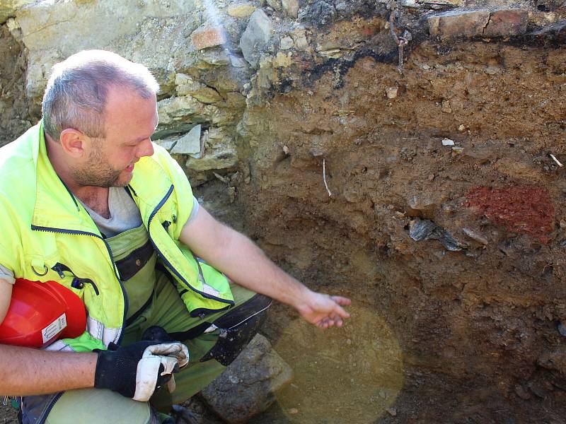 Dva unikátní historické sklepy se podařilo najít dělníkům při stavbě parkoviště v ašské ulici Příbramská.  Zkoumají je archeologové z Muzea Cheb.