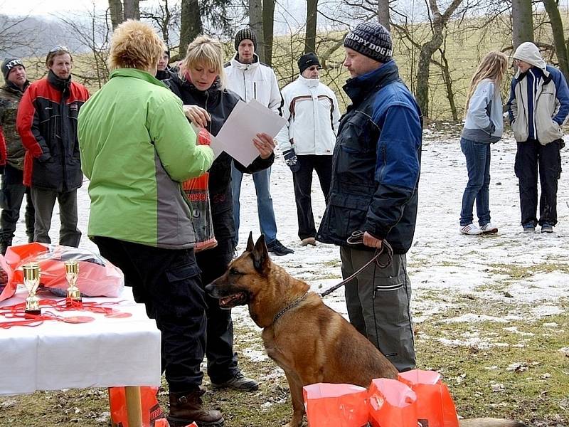 Historicky první ročník speciálního obranářského závodu ´Chebský nebojsa 2013´ se konal v prostorách Základní kynologické organizace Cheb (ZKO). 