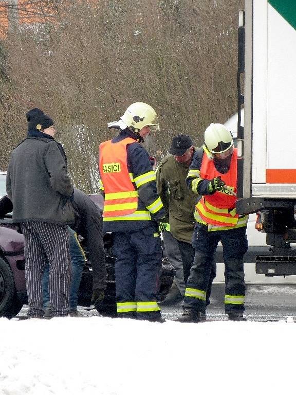 Nehoda pěti vozidel ochromila dnes ráno dopravu na chebské ulici Ašská. 