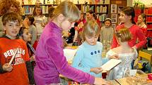 Dvacet dětí dorazilo na Noc s Andersenem do chebské dětské knihovny. Tentokrát se téměř celá akce nesla v duchu televizním. Děti si na začátku vyslechly od  knihovnic zprávy, sport a počasí.