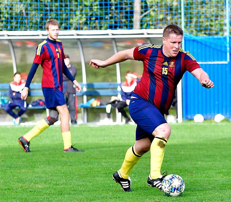 Jedenáct branek obdržel novorolský FK v rámci derby na půdě nejdeckého FK (v bílém), čímž si připsal na účet pátou podzimní porážku.