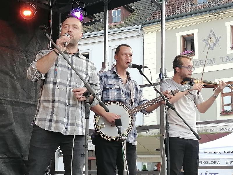 Začínající, nadějná, šestičlenná kapela Zavěšený kafe vznikla v době covidu a má dobře našlápnuto. Hraje folk-rock s prvky amerického i českého country.