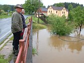 Část Lipoltova na Chebsku zaplavil rozvodněný potok. 