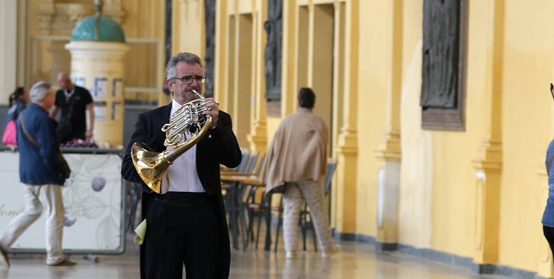 Západočeský symfonický orchestr oslavil narozeniny galakoncertem na kolonádě