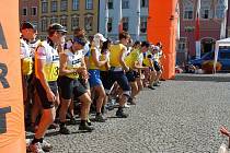 Nejtěžší závod extrémních sportů odstartoval ve středu na chebském náměstí. 