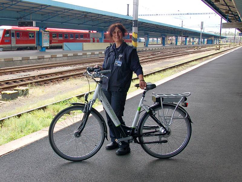 NOVÉ ELEKTROKOLO ukázala na chebském nádraží  pracovnice Českých drah Marie Kubešová. Hned dvě taková kola si mohou začít půjčovat lidé z chebského regionu.