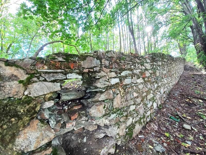 Pozůstatky kostela svaté Anny na Zelené hoře u Chebu jsou dodnes patrné. Jsou tu vidět zbytky zdí.