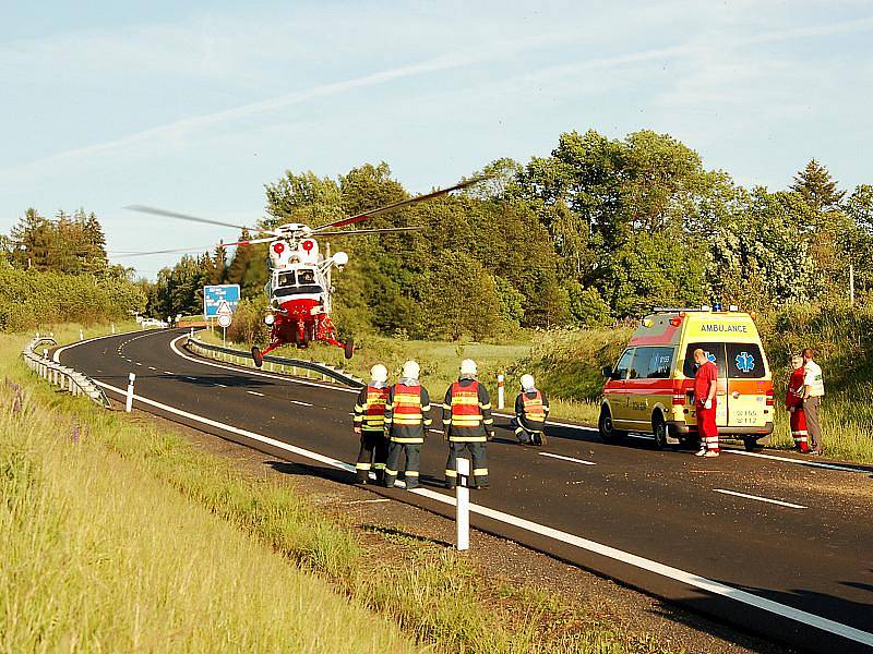 HAVÁRIE. Pravděpodobně kvůli zdravotní komplikaci vyjel německý řidič ze silnice na obchvatu Aše. Při kolizi se vážně zranil a s poraněním páteře jej vrtulník přepravil do nemocnice. 