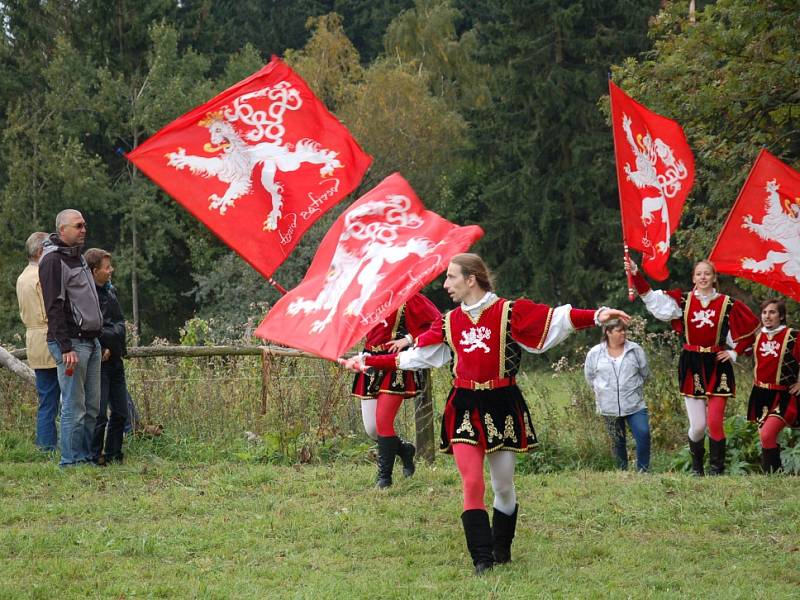 SVATÝ VÁCLAV, na jehož počest se v Mariánských Lázních konalo už osmé Svatováclavské setkání lidí dobré vůle, dorazil s celou svou družinou