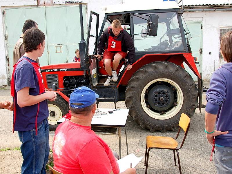 Celkem patnáct soutěžících z pěti středních škol západních Čech se zúčastnilo dalšího Oblastního kola jízdy zručnosti traktorem v Chebu.