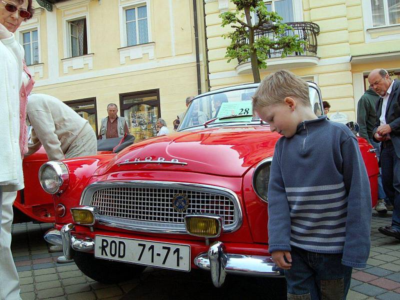 Opět se blíží velkolepá akce Mezinárodní soutěž elegance historických vozidel, již tradičně pořádá Veteran Car Club (VCC) Cheb a město Františkovy Lázně. Loni sem zavítaly stovky návštěvníků.