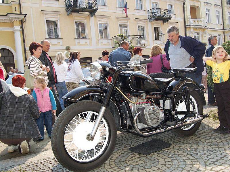 Opět se blíží velkolepá akce Mezinárodní soutěž elegance historických vozidel, již tradičně pořádá Veteran Car Club (VCC) Cheb a město Františkovy Lázně. Loni sem zavítaly stovky návštěvníků.