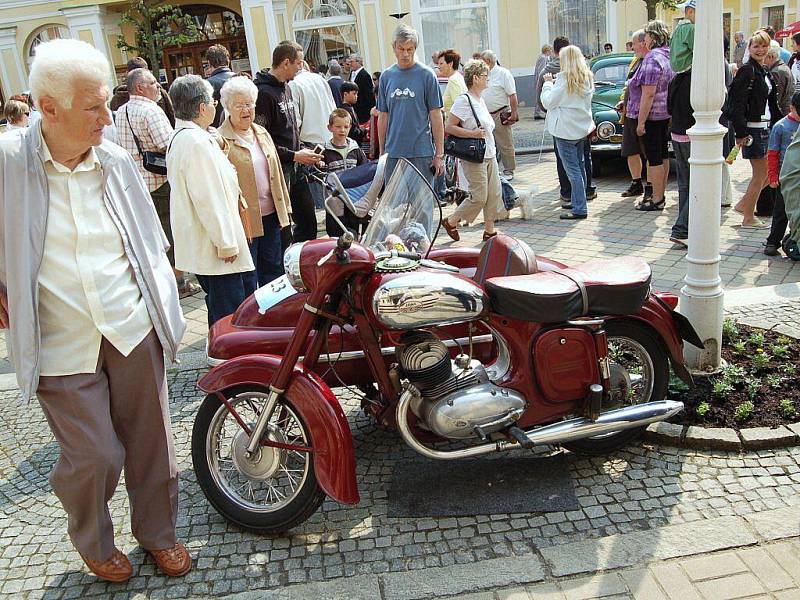 Opět se blíží velkolepá akce Mezinárodní soutěž elegance historických vozidel, již tradičně pořádá Veteran Car Club (VCC) Cheb a město Františkovy Lázně. Loni sem zavítaly stovky návštěvníků.