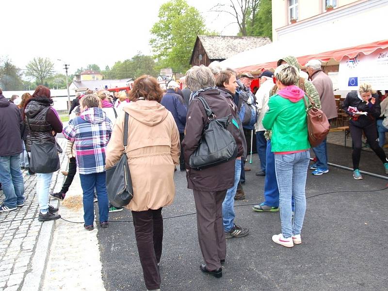 Zbrusu nové náměstí a naučná stezka. To jsou dvě novinky, ze kterých se mohou nyní těšit obyvatelé části města Plesná Šneky. 