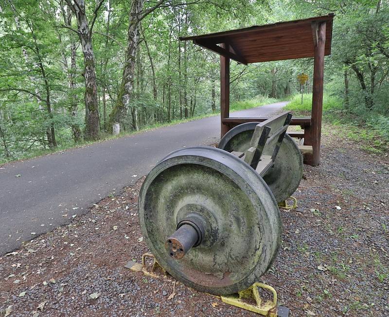 Kdysi tudy přijel do Chebu první vlak. Dnes zrušená železniční trať slouží cyklistům.