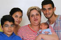 ROMAN ALDÁR ŠARIŠSKÝ se narodil v sobotu 16. dubna v 14.05 hodin. Na svět přišel s váhou 2 720 gramů a mírou 46 centimetrů. Maminka Anička a tatínek Roman se těší z malého Románka doma v Chebu.