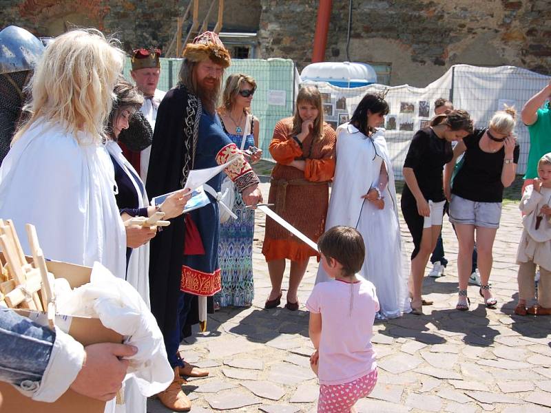 DĚTI Z MATEŘSKÉ ŠKOLY na Malém náměstí na Zlatém vrchu se snažily pátrat po chebské historii na náměstí Krále Jiřího z Poděbrad a na Chebském hradě. 