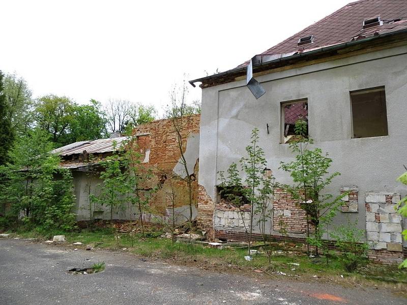 BÝVALÁ RESTAURACE MYSLIVNA nedaleko Chebu se začíná rozpadat. 