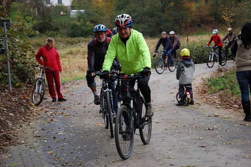 CYKLISTÉ, kteří přišli slavnostně otevřít novou cyklostezku z Doubravy u Aše do Saska, měli možnost ji ihned vyzkoušet. 