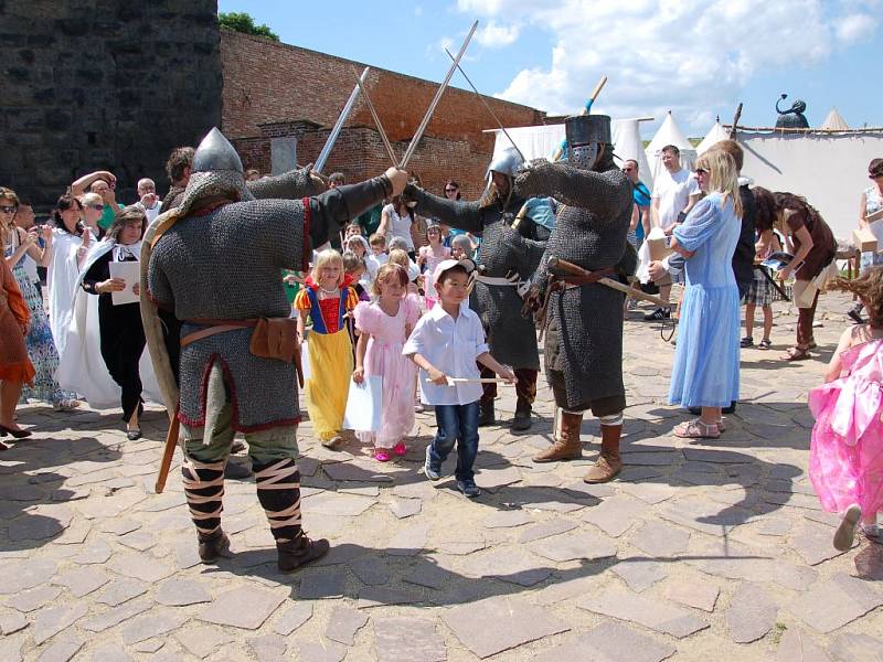 DĚTI Z MATEŘSKÉ ŠKOLY na Malém náměstí na Zlatém vrchu se snažily pátrat po chebské historii na náměstí Krále Jiřího z Poděbrad a na Chebském hradě. 