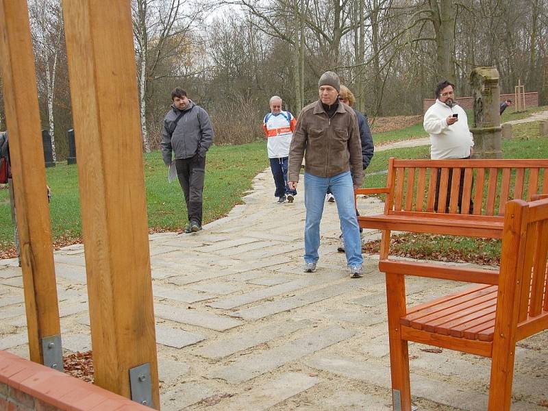 OBYVATELÉ nejen z Chebu, ale i okolních obcí se vydali k památníku Obětem železné opony ve Svatém Kříži.