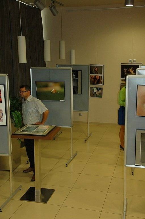 Desítkami fotografií od zahraničních studentů ožila část Kulturního centra Svoboda v Chebu.