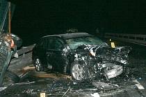 TAKTO VYPADALO PO NÁRAZU německé Audi. Čtyřčlenná osádka vozidla skončila v nemocnici v německém Selbu. Viník nehody, 56letý Čech ,a jeho 49letý spolujezdec na místě zemřeli. Ke kolizi došlo v sobotu v podvečer na obchvatu Aše. 