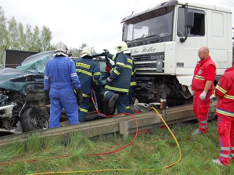 V chebské Vrázově ulici se střetl se kamion s terénním vozem. Zemřel jeden člověk. 