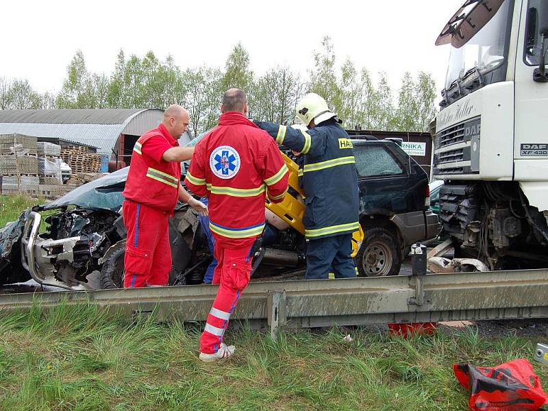 V chebské Vrázově ulici se střetl se kamion s terénním vozem. Zemřel jeden člověk. 