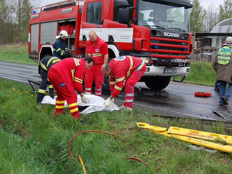 V chebské Vrázově ulici se střetl se kamion s terénním vozem. Zemřel jeden člověk. 