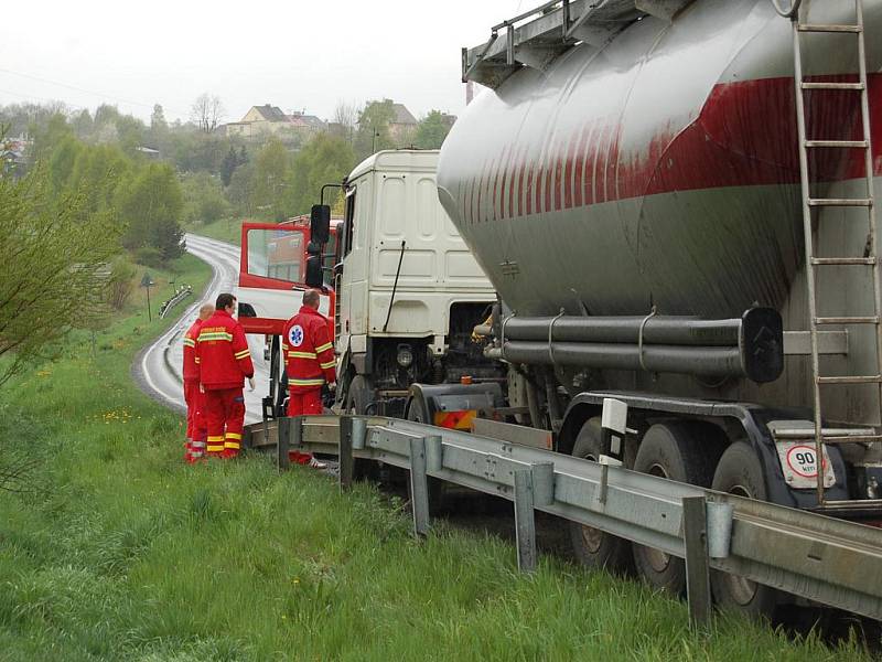 V chebské Vrázově ulici se střetl se kamion s terénním vozem. Zemřel jeden člověk. 