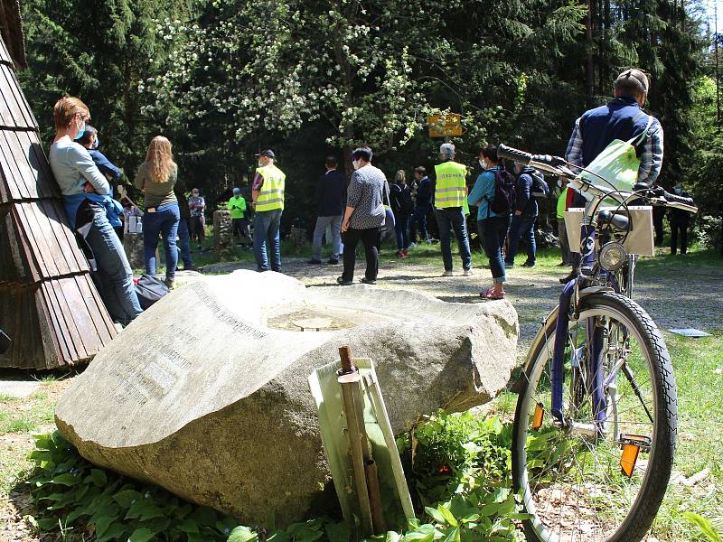 Zhruba stovka lidí dorazila na česko-německé hranice mezi Libou a Selbem. Protestovali proti dlouhodobému uzavření hranic, které podle iniciátorů už postrádá smysl.