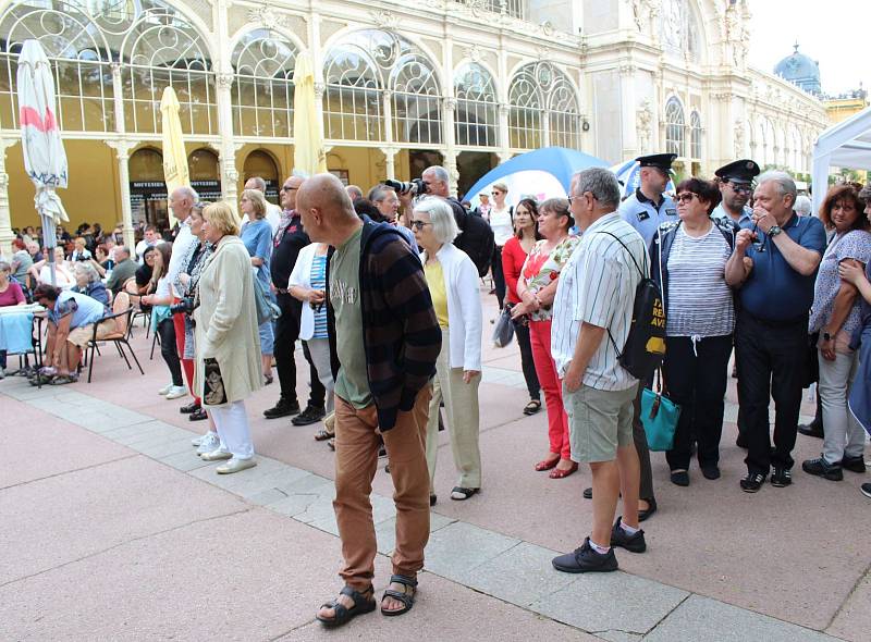 Slavnostní svěcení lázeňských pramenů, průvody v historických kostýmech, promenádní a kolonádní koncerty klasické, folklorní i moderní hudby, mše a jarmarky. Takhle vypadalo už 210. zahájení lázeňské sezóny v Mariánských Lázních.