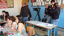 Ojedinělou příležitost zahrát si v novém českém seriálu s pracovním názvem Stopy života dostali studenti Gymnázia a střední odborné školy Aš.