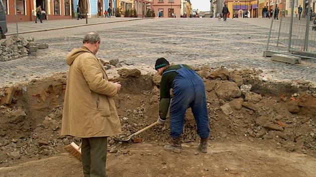 Archeologický průzkum dna horní kašny na chebském náměstí Krále Jiřího z Poděbrad