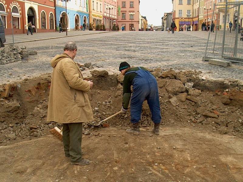 Archeologický průzkum dna horní kašny na chebském náměstí Krále Jiřího z Poděbrad