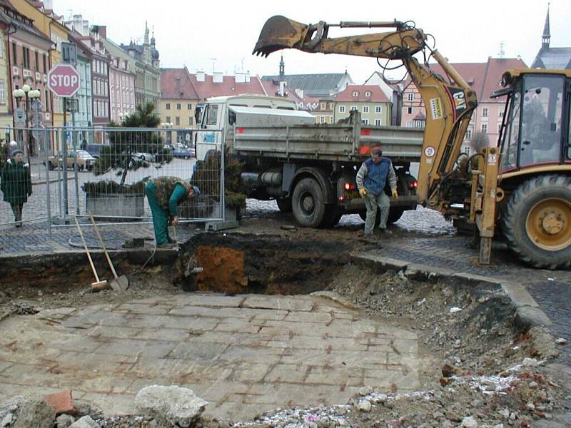 Archeologický průzkum dna horní kašny na chebském náměstí Krále Jiřího z Poděbrad