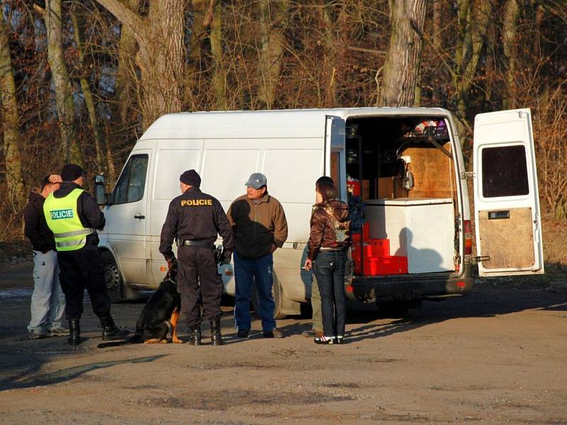 Kontrola cizinecké policie na výjezdu z Chebu směrem k hraničnímu přechodu Svatý Kříž