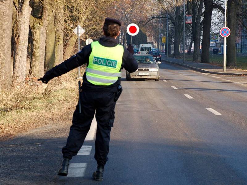 Kontrola cizinecké policie na výjezdu z Chebu směrem k hraničnímu přechodu Svatý Kříž