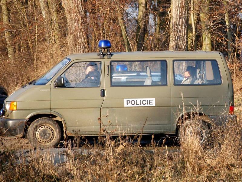 Kontrola cizinecké policie na výjezdu z Chebu směrem k hraničnímu přechodu Svatý Kříž