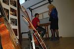 Jedinečná výstava houslí začala ve spolupráci Integrované střední školy Cheb Houslařské školy a Egerland-Museum v německém městě Marktredwitz. 