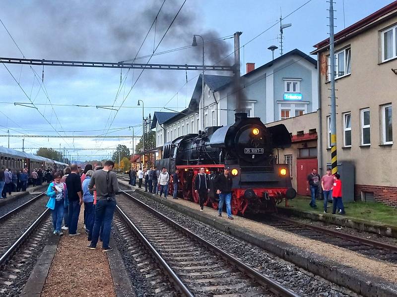 Vlak tažený parní lokomotivou projel regionem. Překvapil cestující na nádražích.