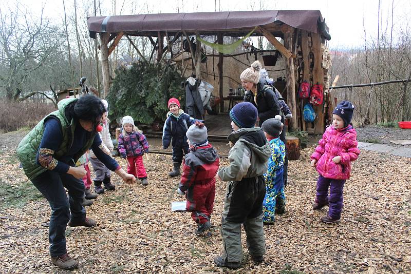 Děti v lesní školce v Mariánských Lázních tráví téměř veškerý čas venku.