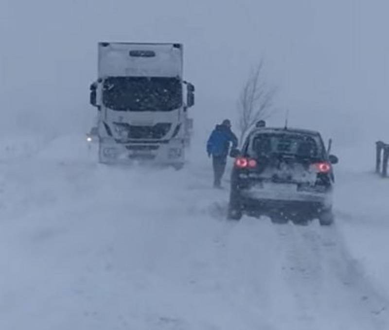V závějích sněhu u Kramolína uvízly dva kamiony a dalších šestnáct aut.